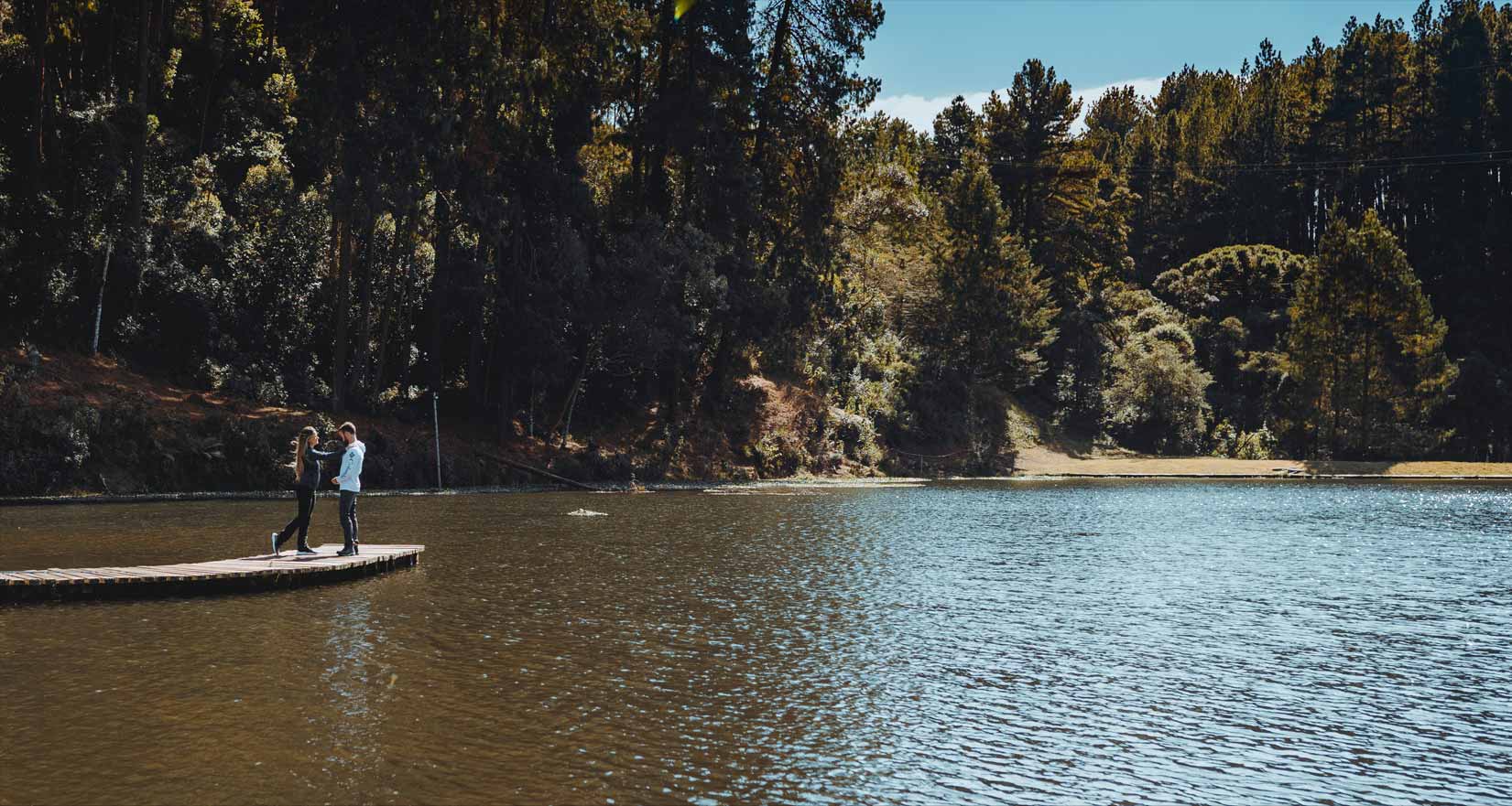 casal no lago do ecoparque pesca na montanha