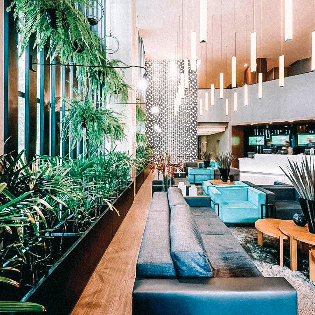 Hotel gran mervcure em Brasília com parede de plantas