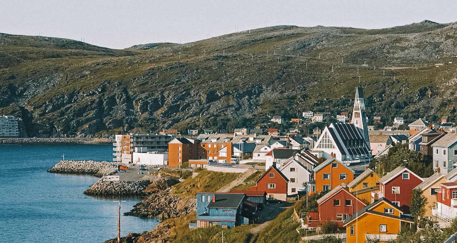 casas e montanhas em Hammerfest, na Noruega 