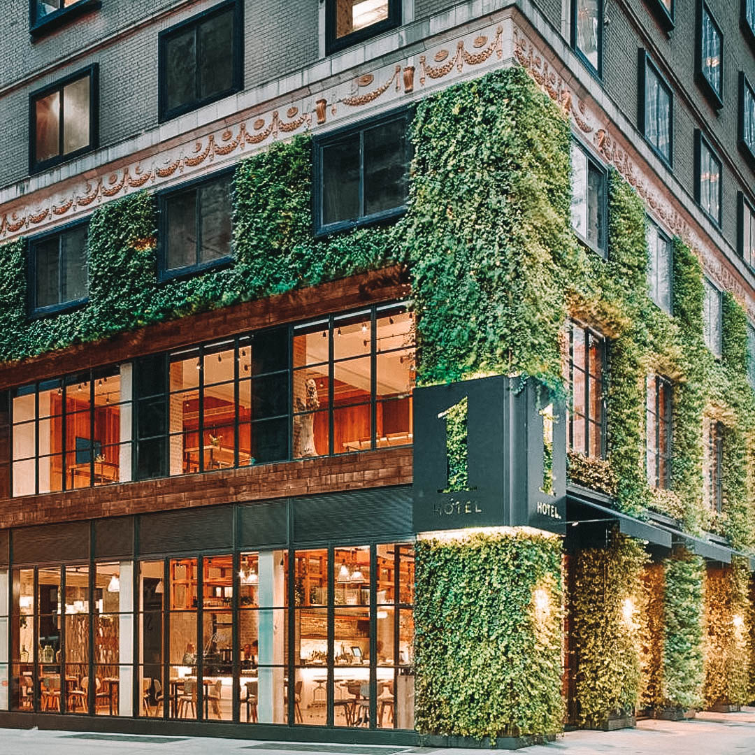 prédio de nova york com jardim vertical na fachada