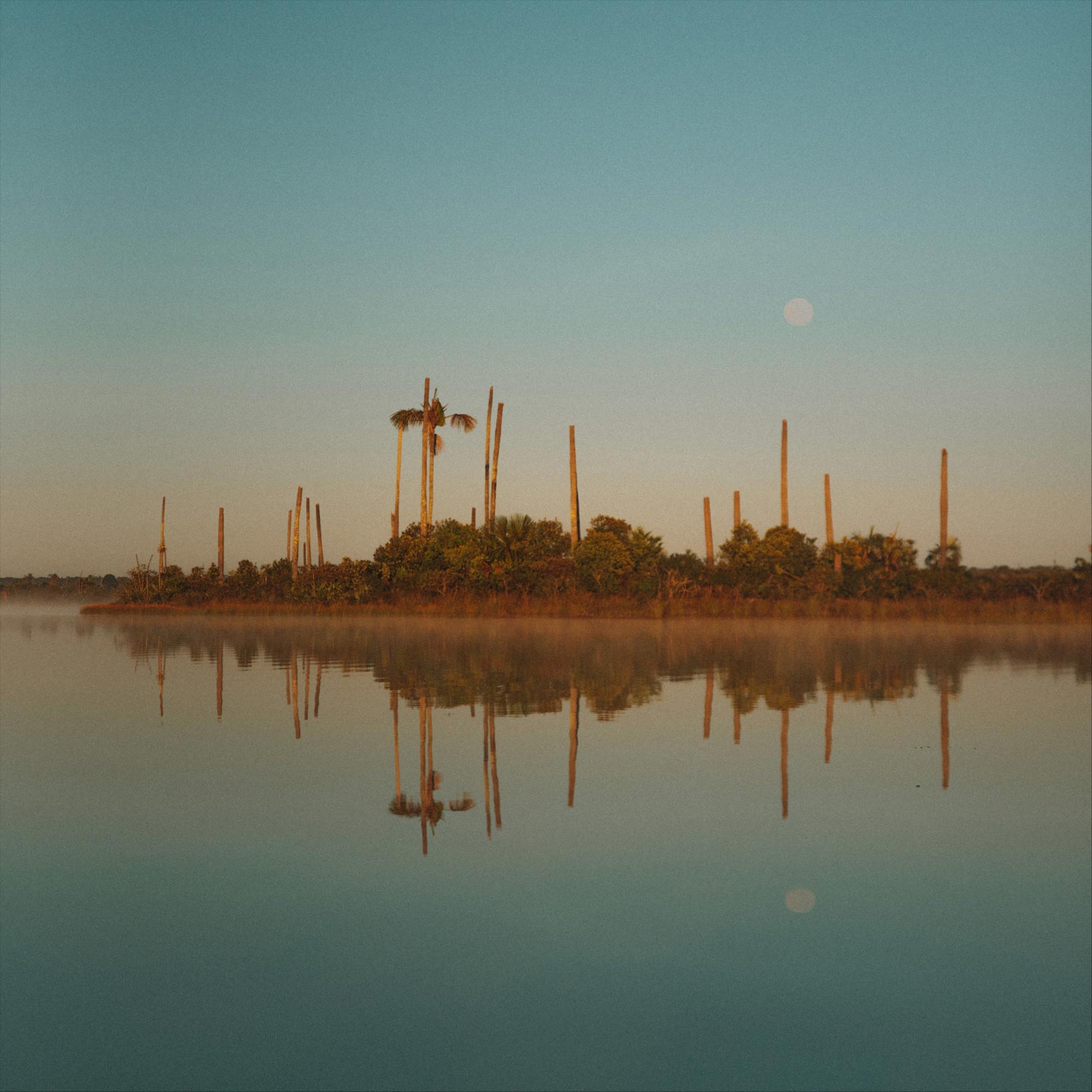 lua e pôr do sol na lagoa das araras no cerrado brasileiro na pousada trijunção