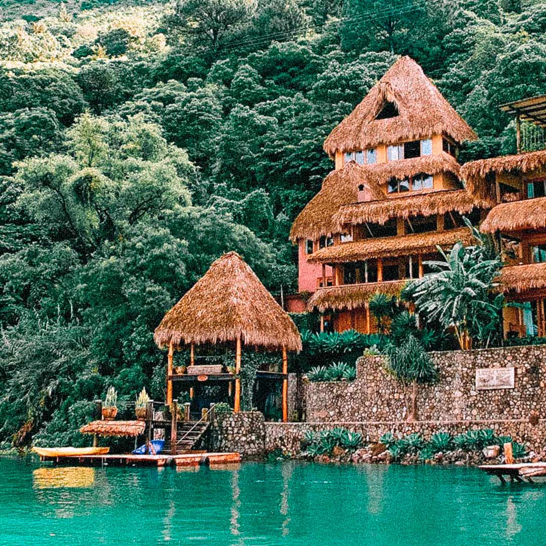 Hotel de frente para o lago construído sobre palafitas