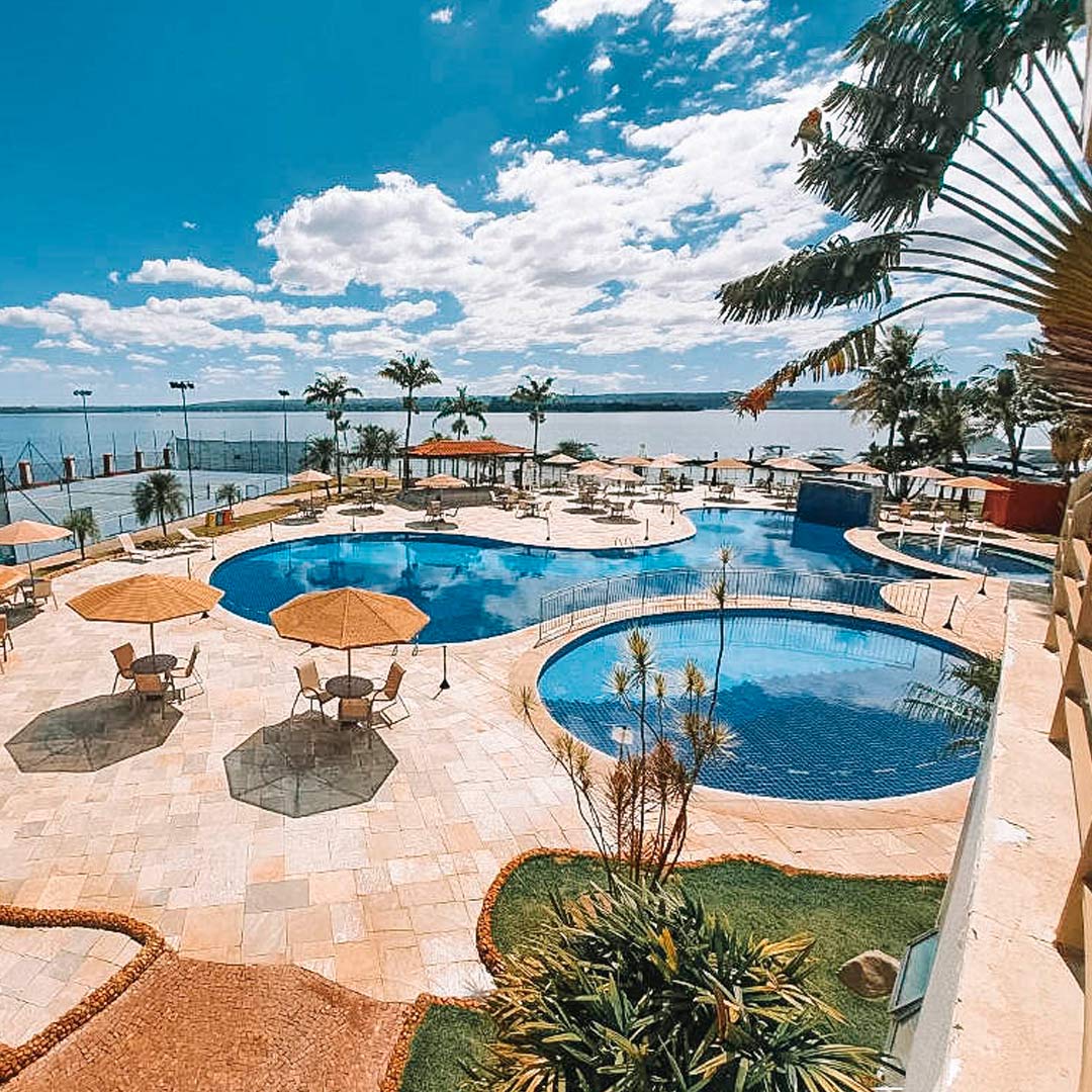 Apartamentos em Brasília com vista para as piscina e para o lago