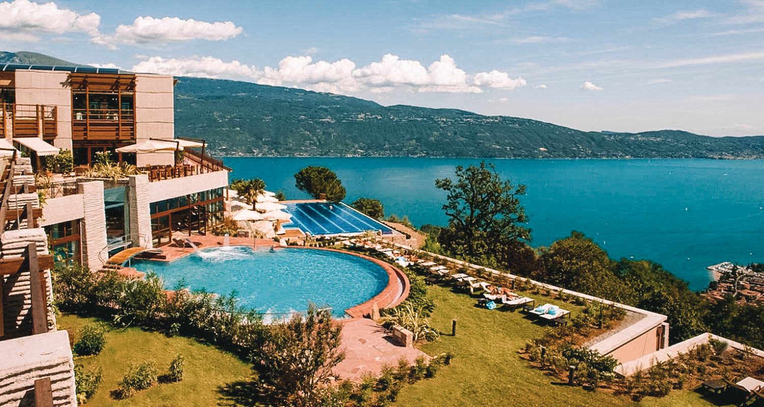 Vista de cima dos quartos e da piscina do hotel com vista para o mar