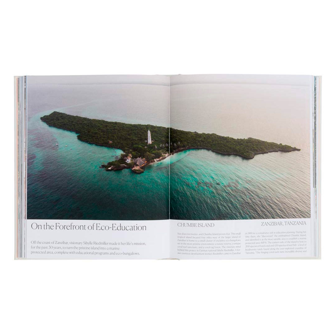 Por dentro do livro bon boyage com uma foto panorâmica de uma ilha