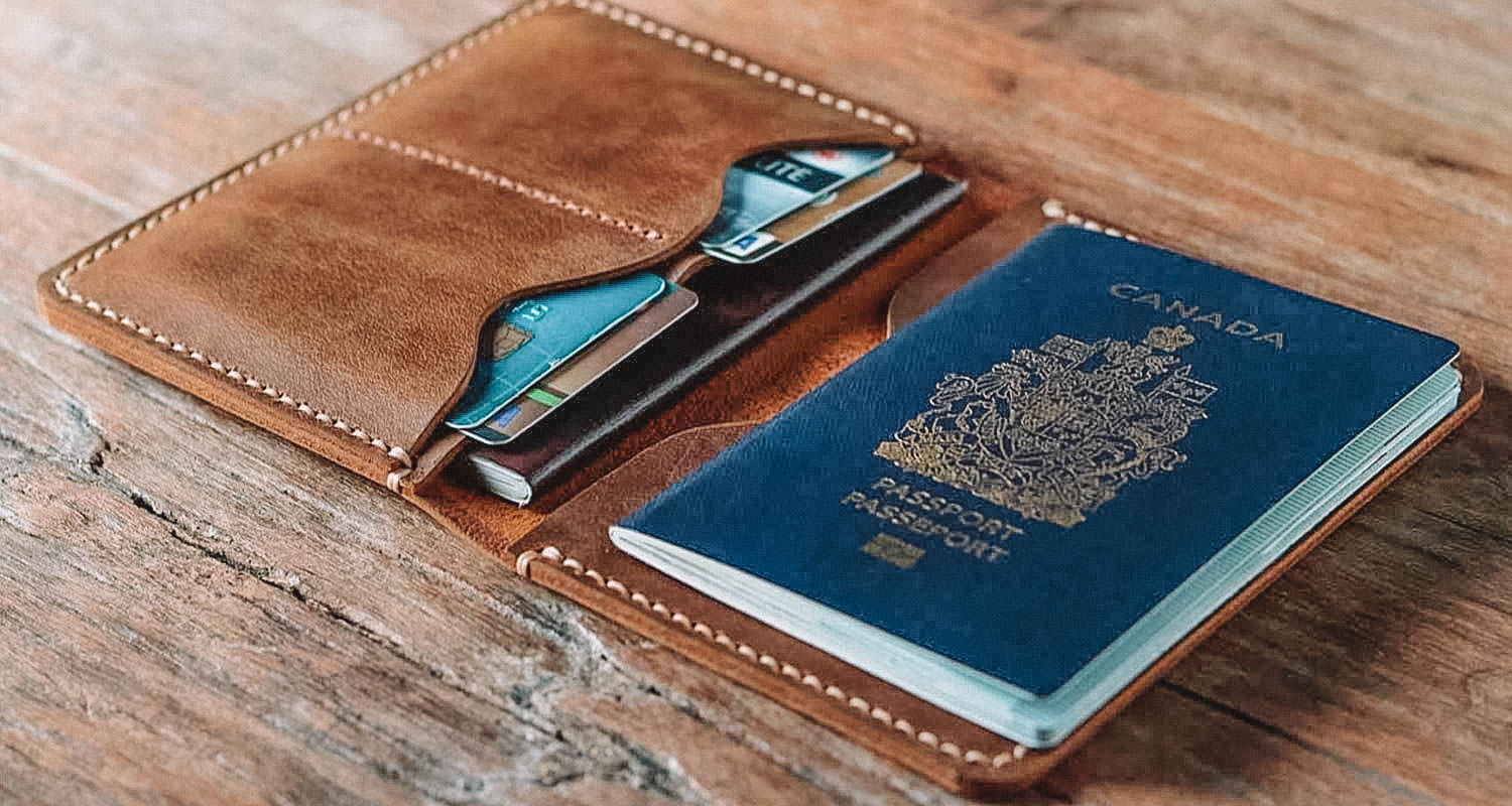 Passaporte do Canadá dentro de uma case cheia de cartões