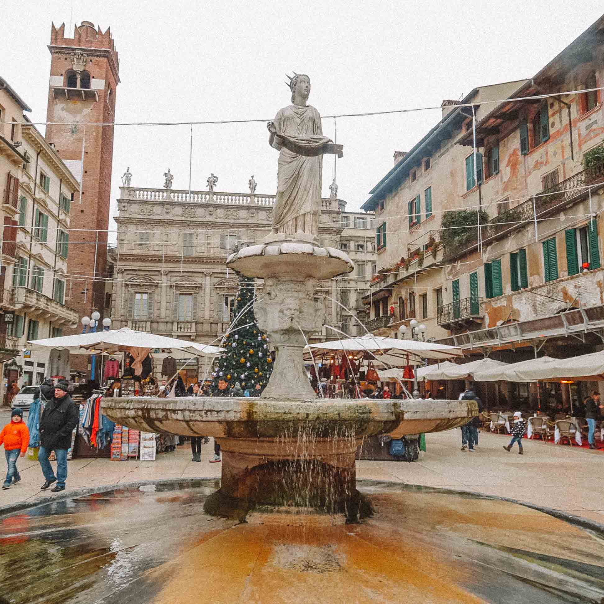 Homenagem à água encanada na Piazza delle Erbe em Verona