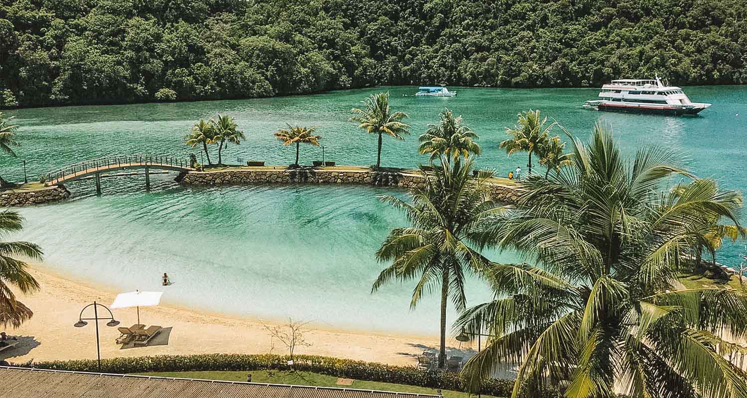 praia com palmeiras e mar em Palau na oceania