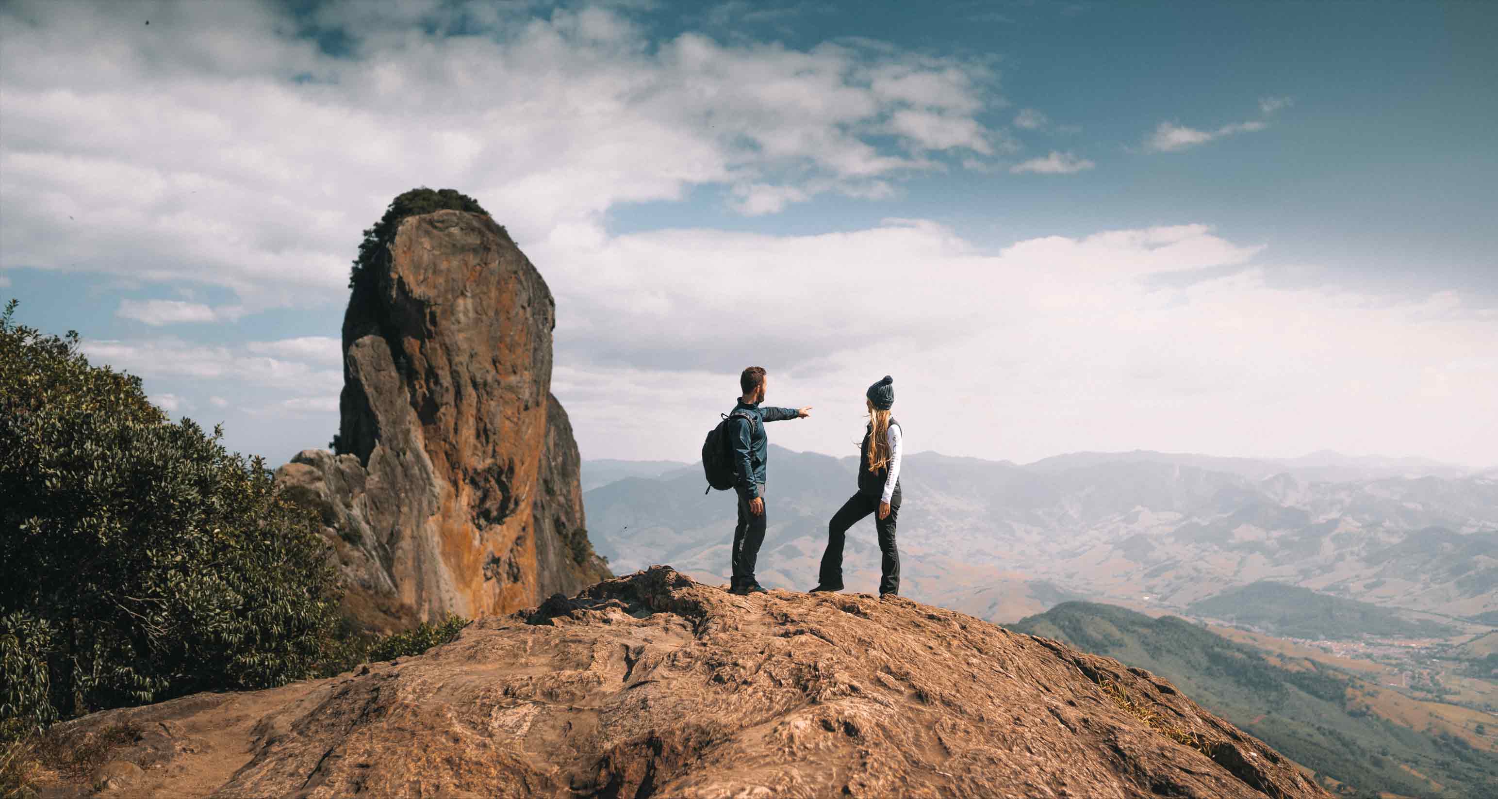 casal na pedra do baú em são bento sapucaí