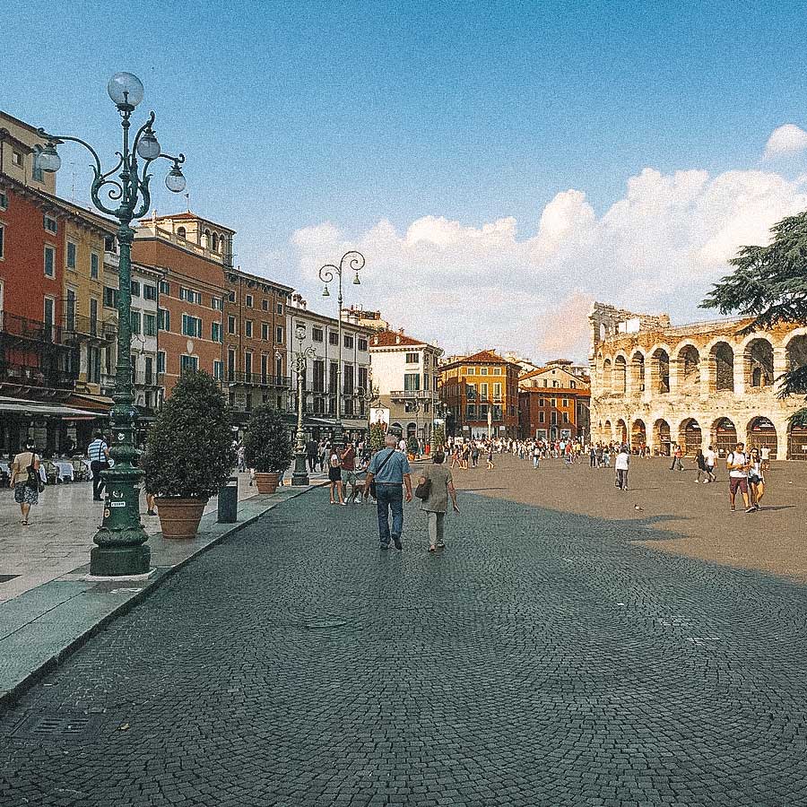 Pessoas caminhando na Piazza Bra em Verona