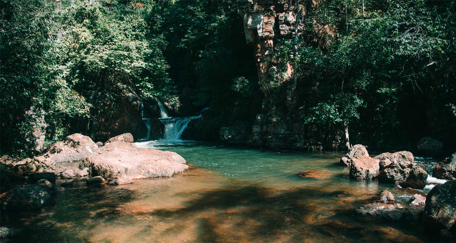 Poço para banho na água da cachoeira do Itiquira