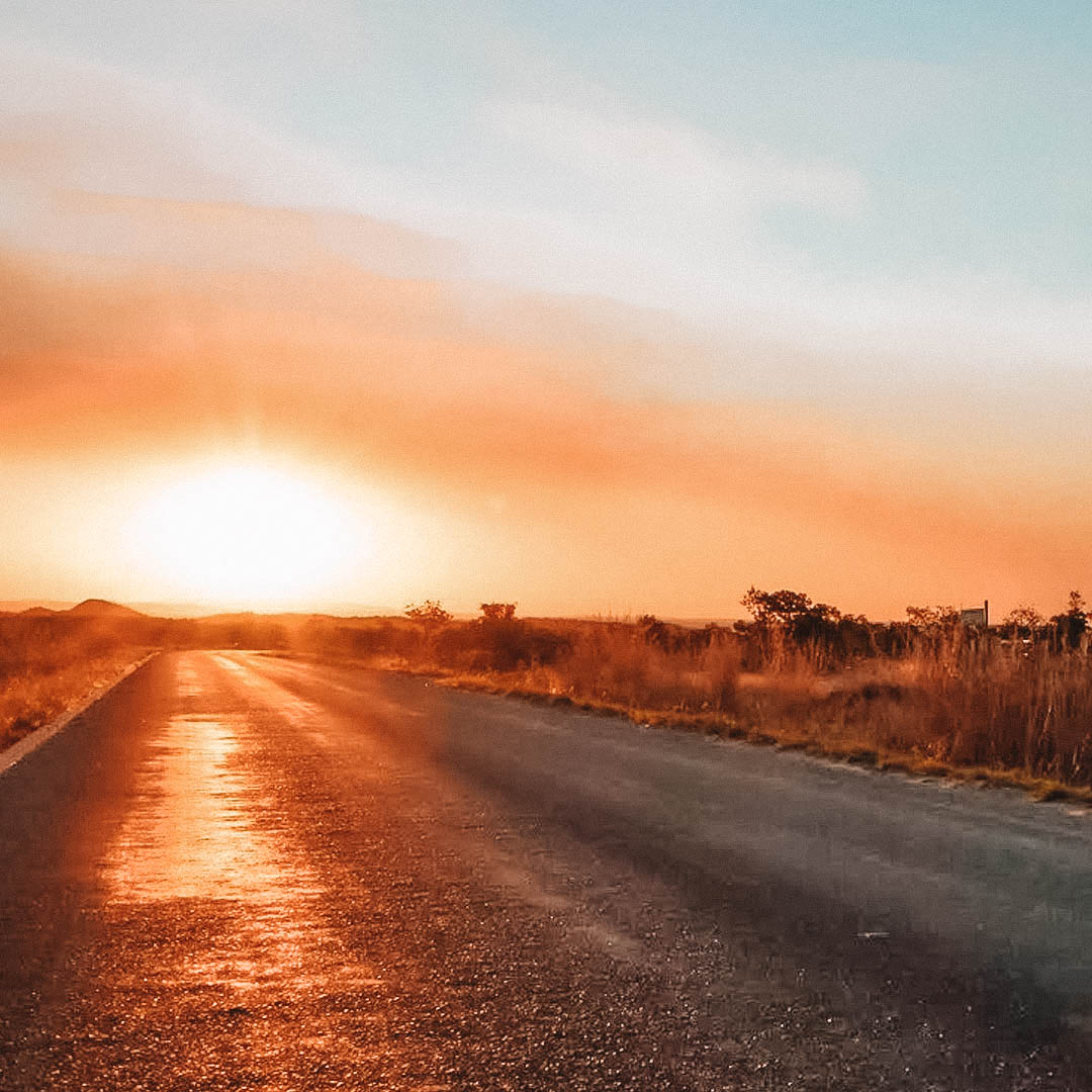 Pôr do sol na Serra Geral caindo sobre a estrada na divisa entre Goiás e Bahia