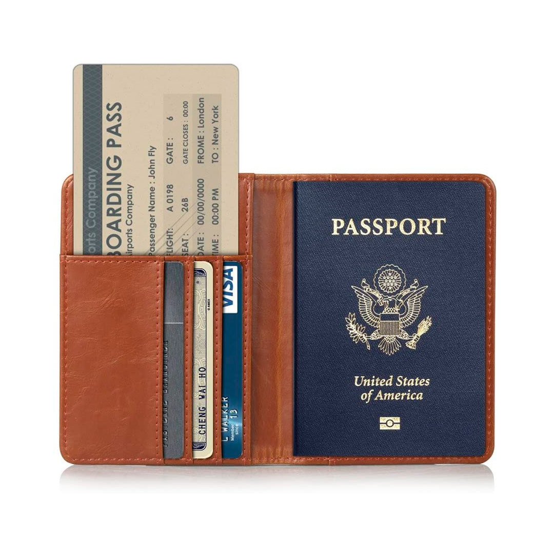 Porta passaporte com o documento, passagem e cartões de crédito
