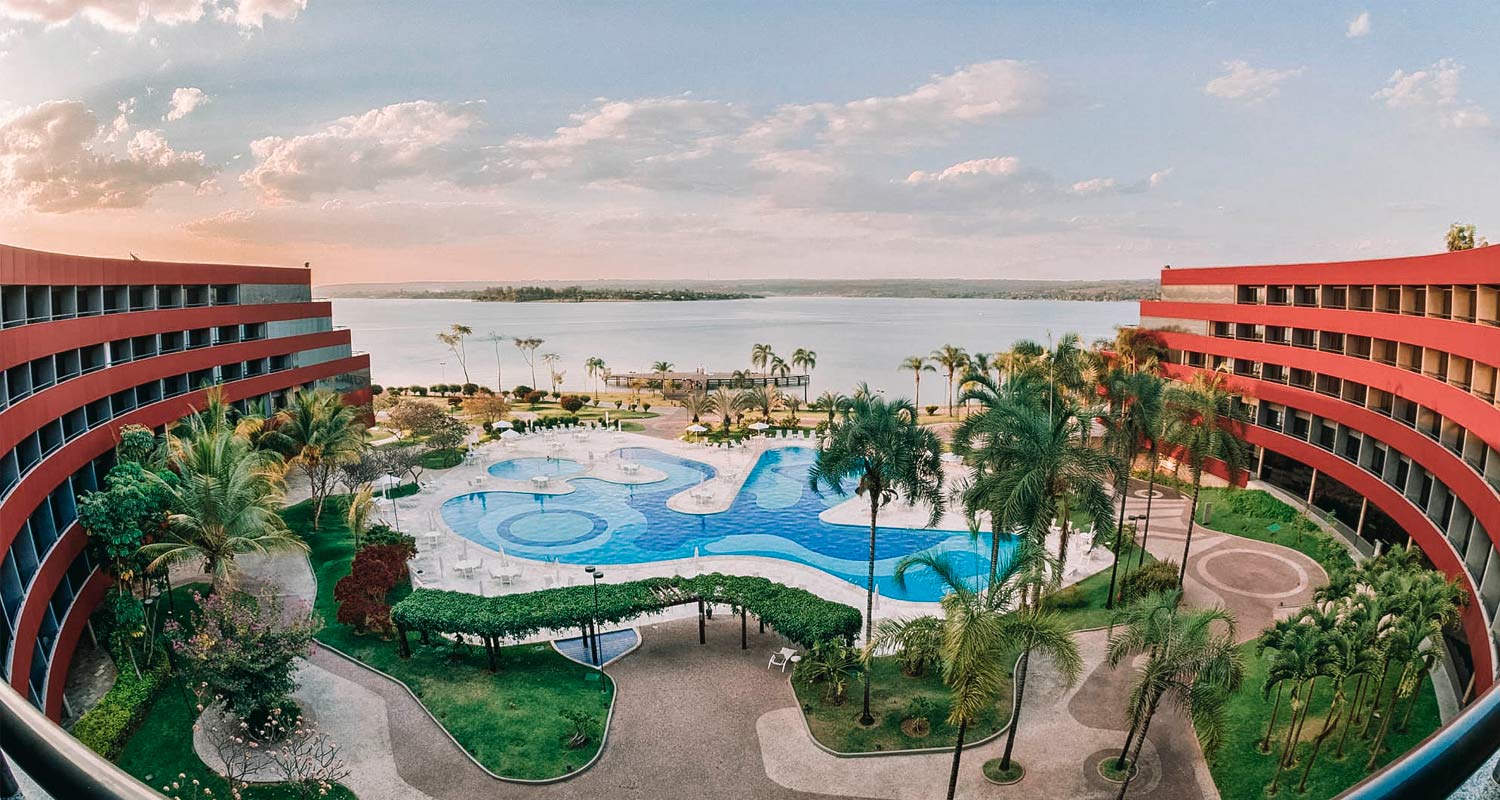 Vista panorâmica do hotel Royal Tulip, em Brasília, com vista para a piscina e para o lago