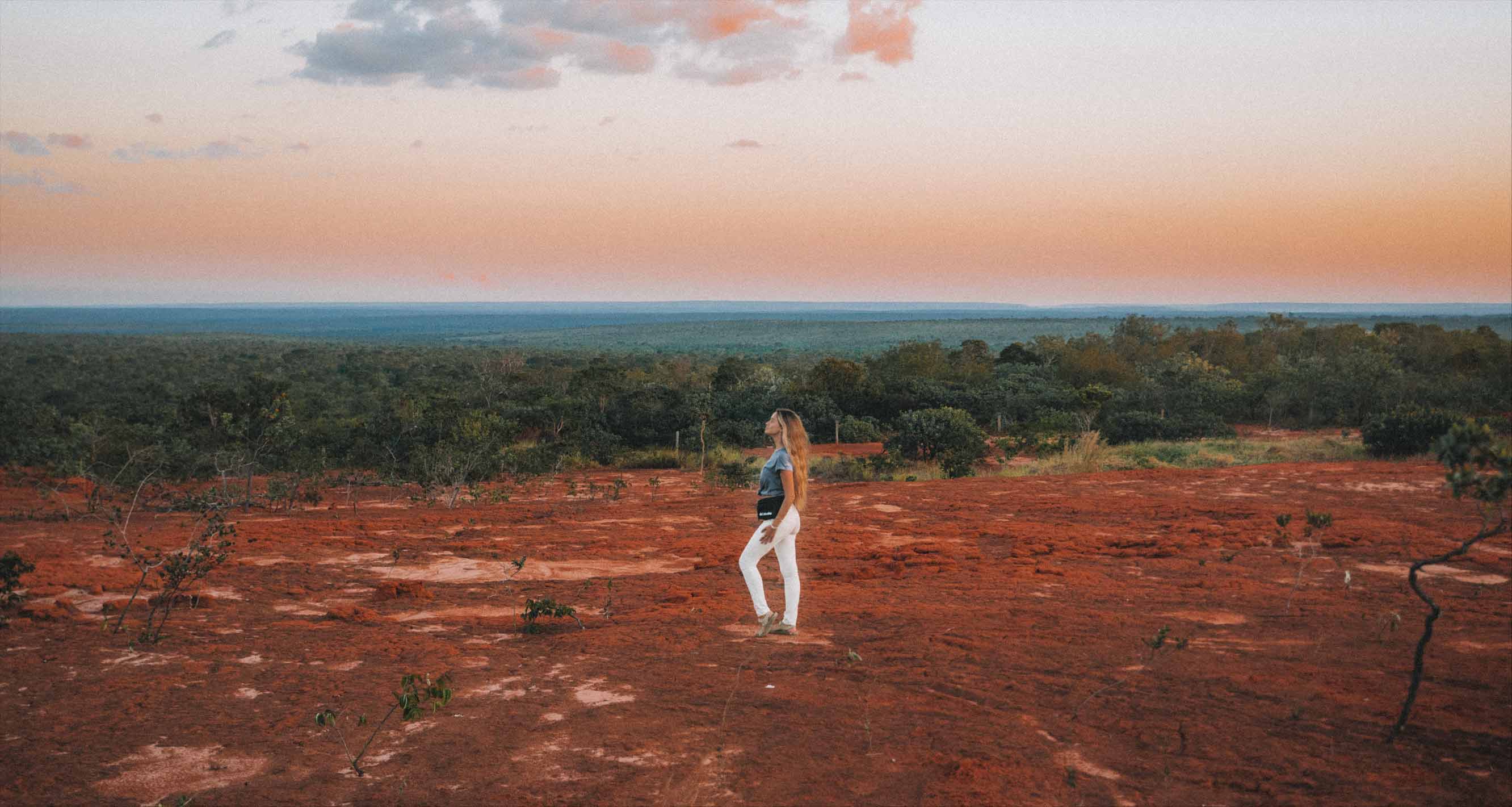 mulher no cerrado brasileiro com solo arenoso