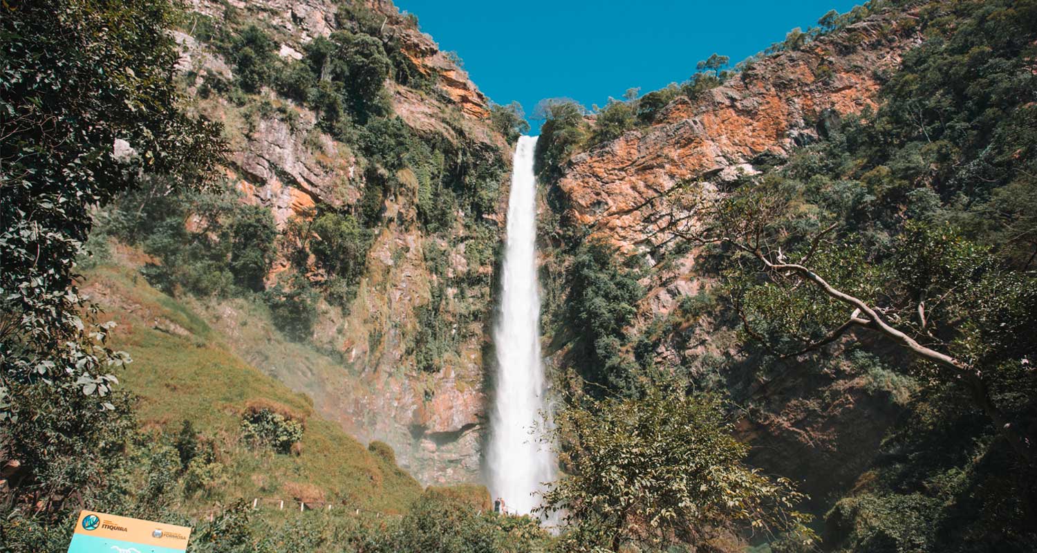 queda dágua de 169 metros de altura vista de baixo