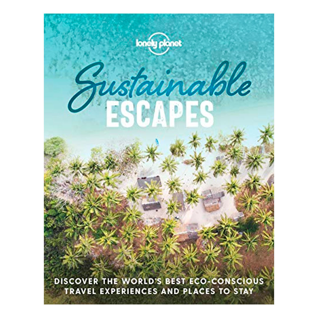 Capa do livro Sustainbale escapes com uma foto aérea de uma praia