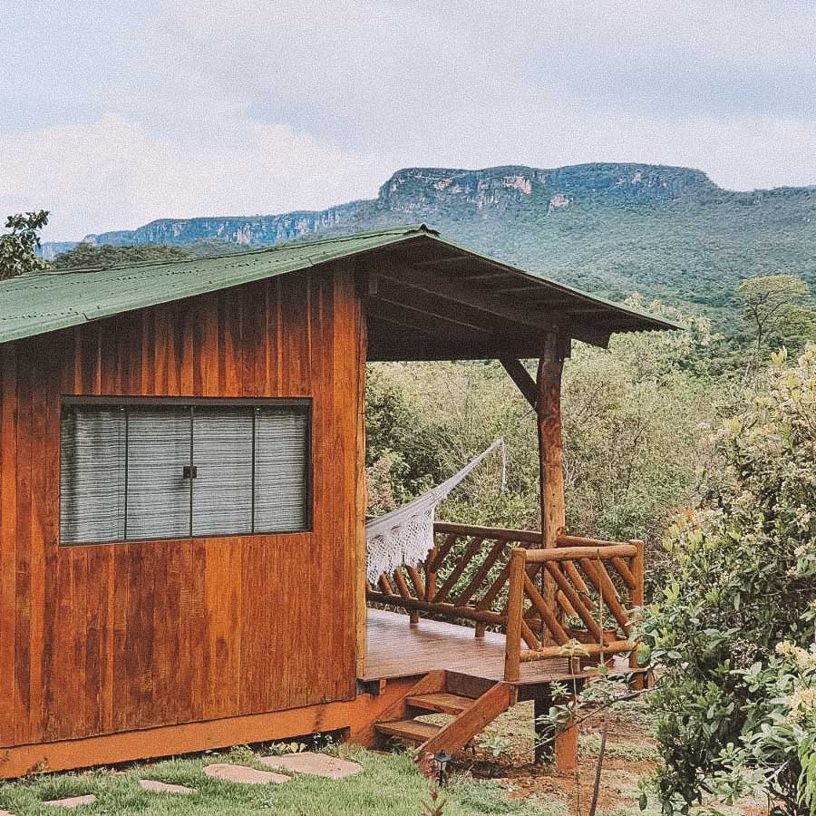 Bangalô de madeira com vista para a Chapada dos Veadeiros