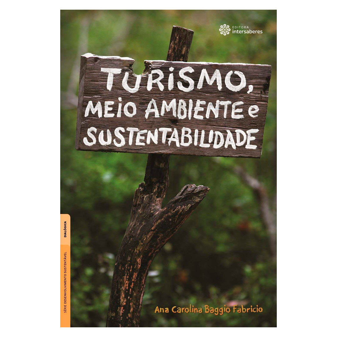 Placa em madeira com os dizeres 'Turismo, meio ambiente e sustentabilidade"