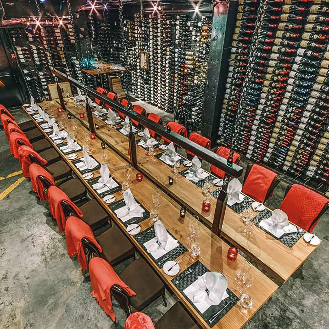 mesa e adega de vinhos no restaurante Bearfoot em whistler 