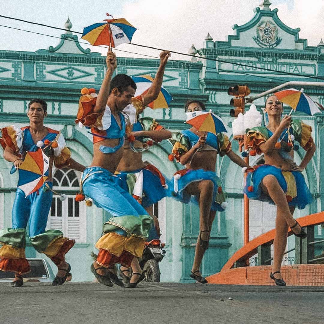 pessoas dançando frevo em olinda