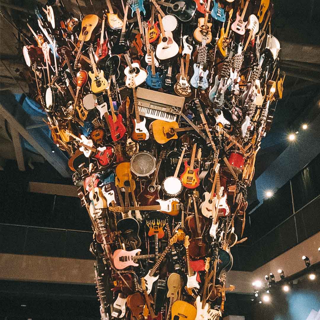 pilha de instrumentos no museu de arte pop em seattle