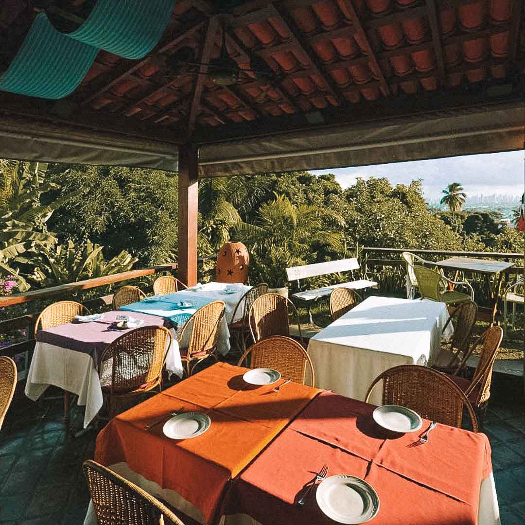 mesas no restaurante oficina do sabor em Olinda