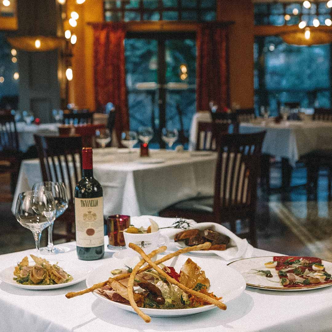 vinho e pratos do quattro restaurante em Whistler