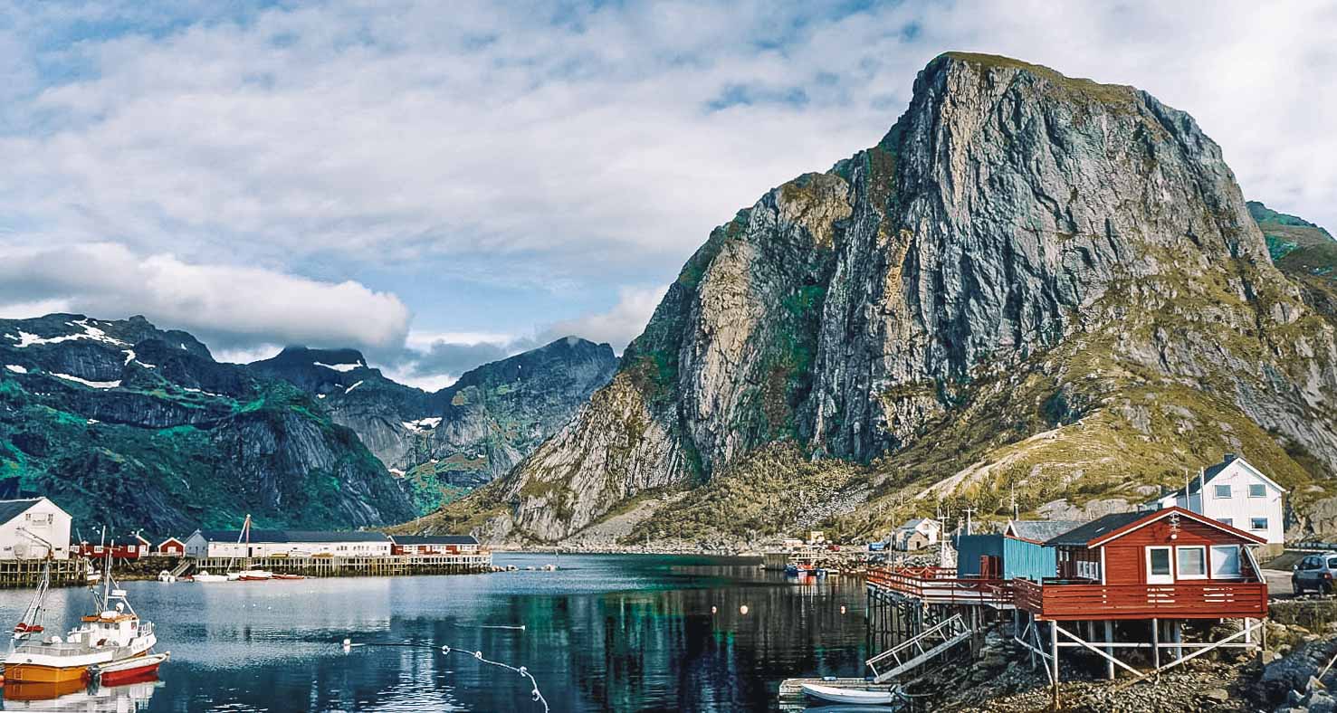montanha e casas em reine na Noruega 