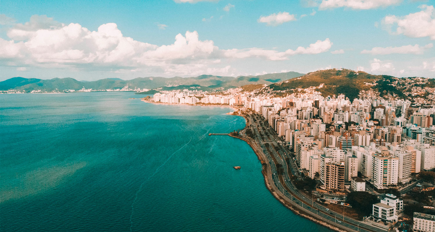 Imagem área de uma praia em Santa Catarina