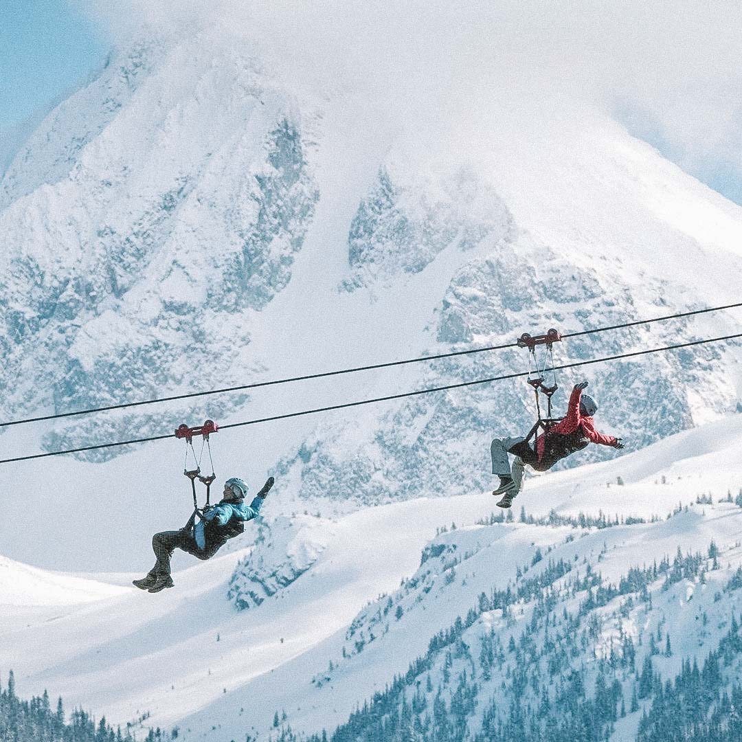 duas pessoas na tirolesa em whistler 