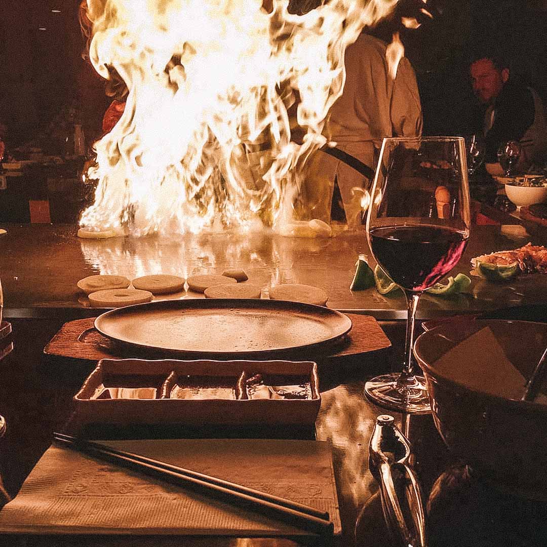 vinho e fogo no restaurante Teppan Village em whistler