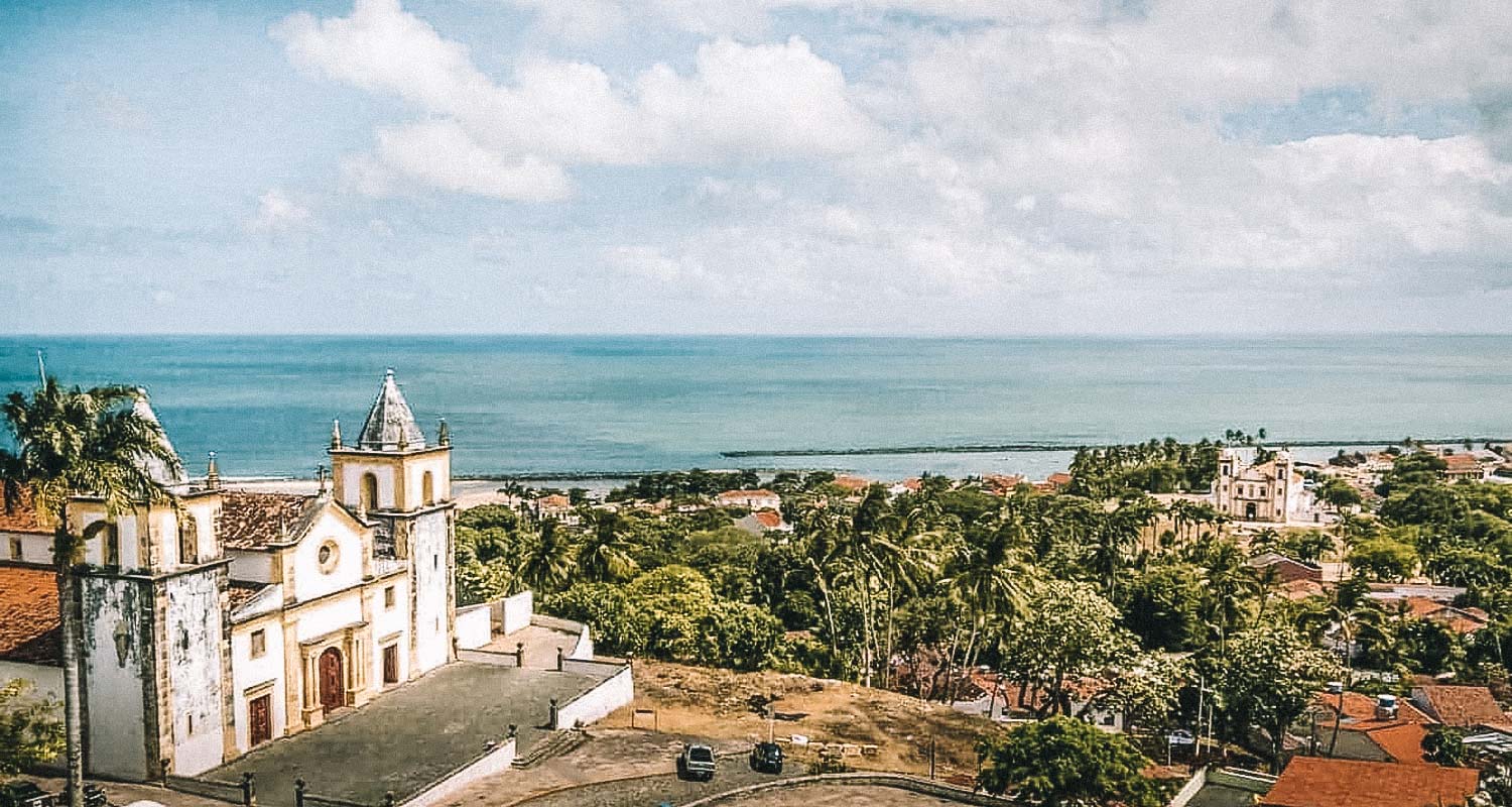 igreja e praia na cidade de olinda