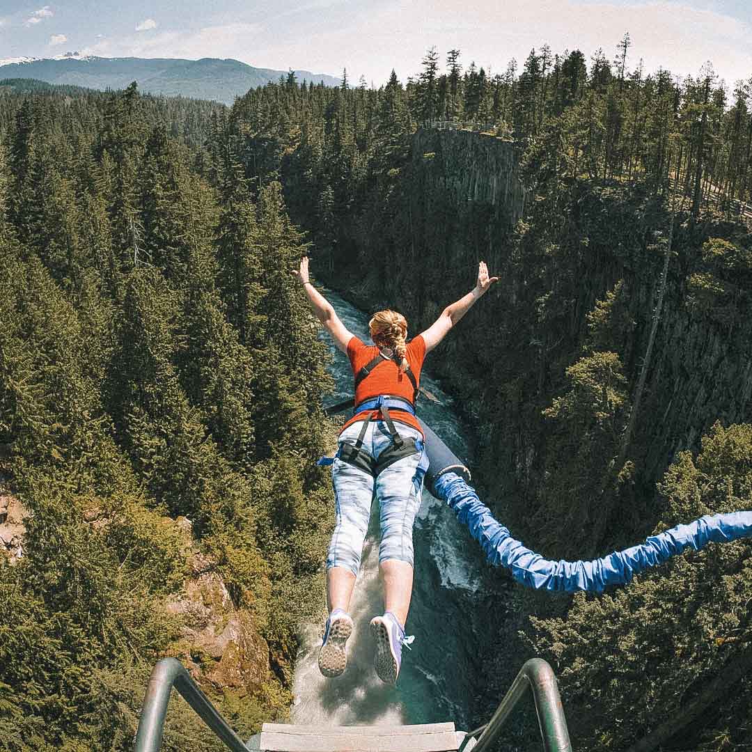 mulher saltando de bungee jump em whistler 