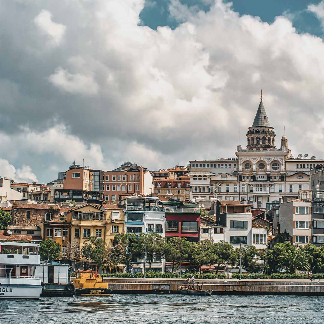 barco cruzando o rio e chegando em Istambul