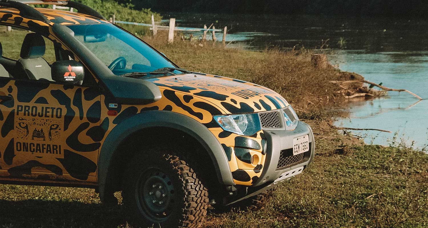 Carro do Onçafari no Pantanal