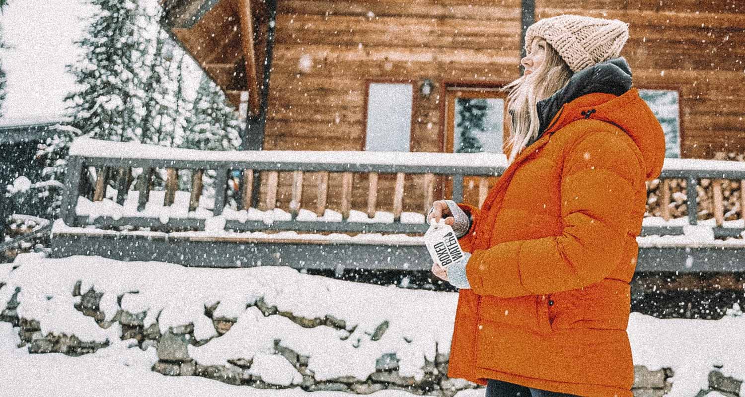 mulher com jaqueta na neve, inverno