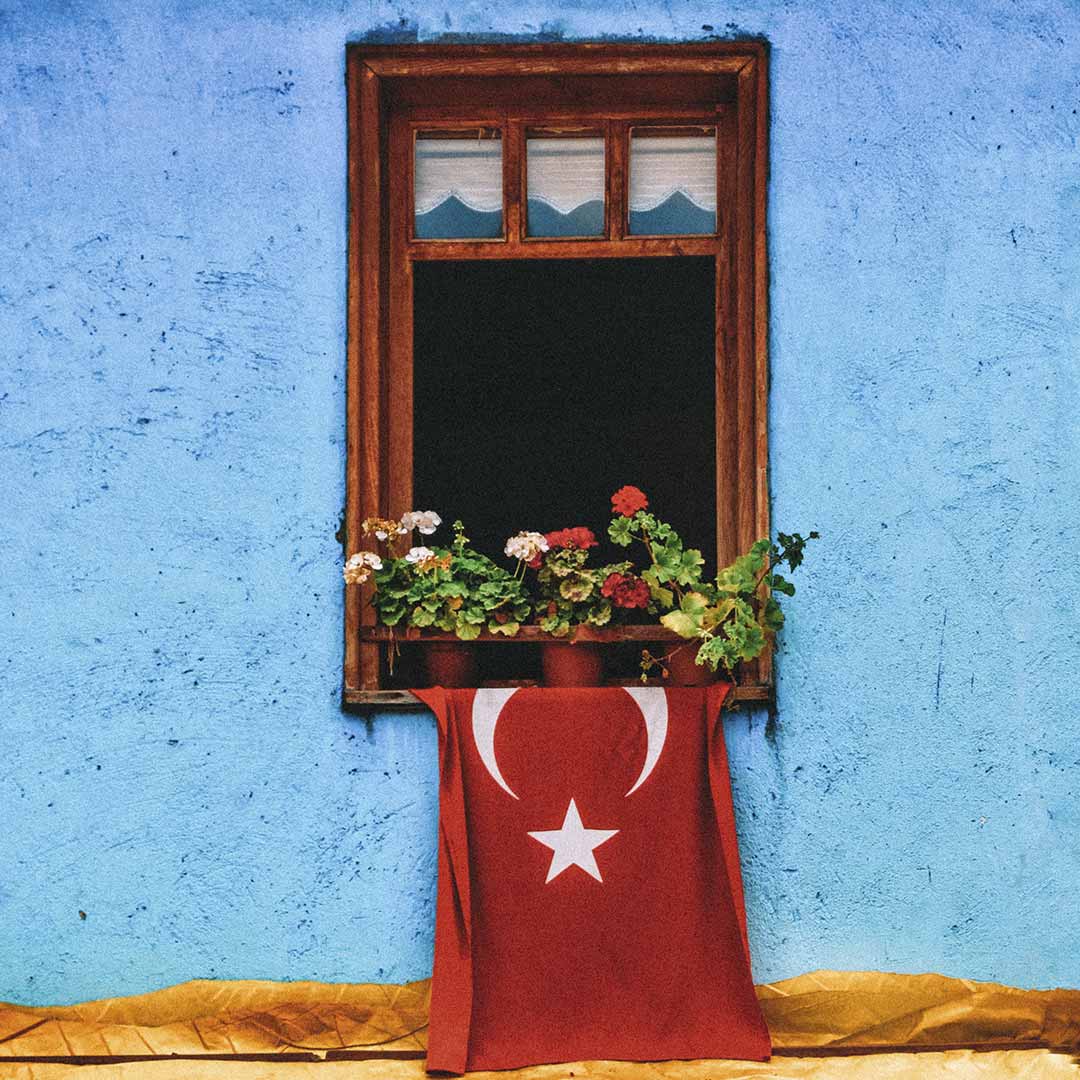 janela em madeira com bandeira da Turquia 