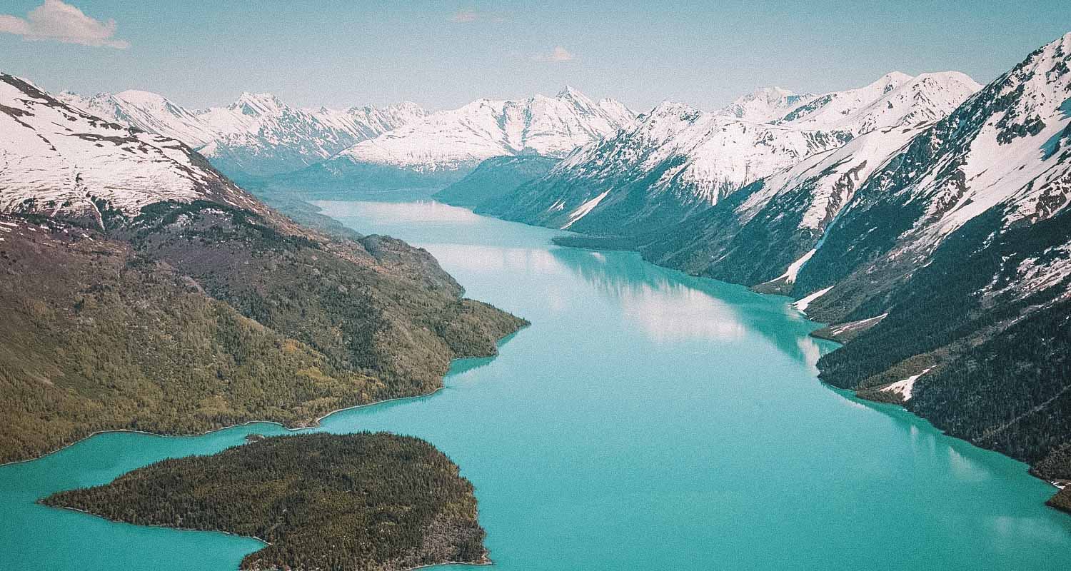 vista de cima do lago kenai no alaska