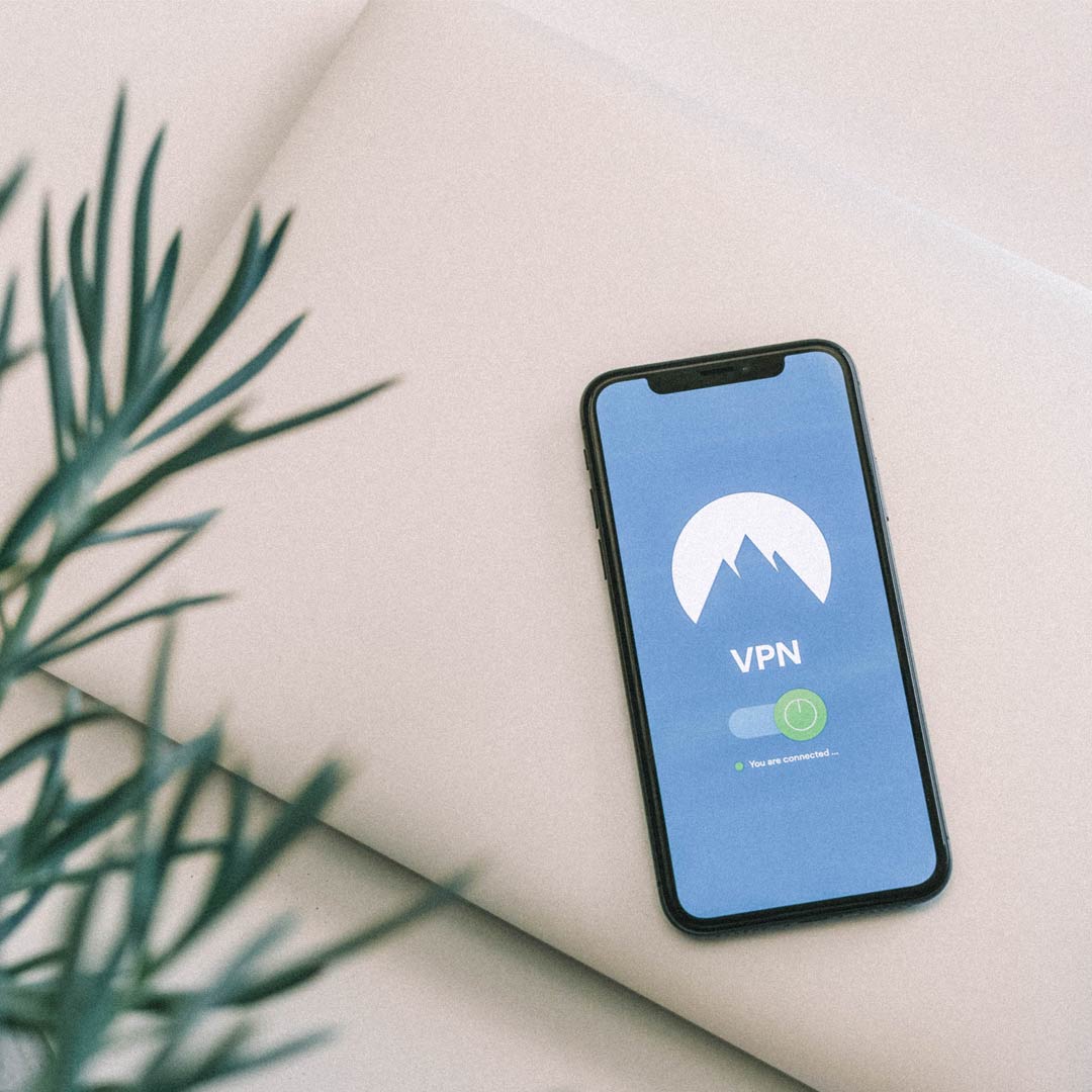 Celular com a tela ligada escrito VPN