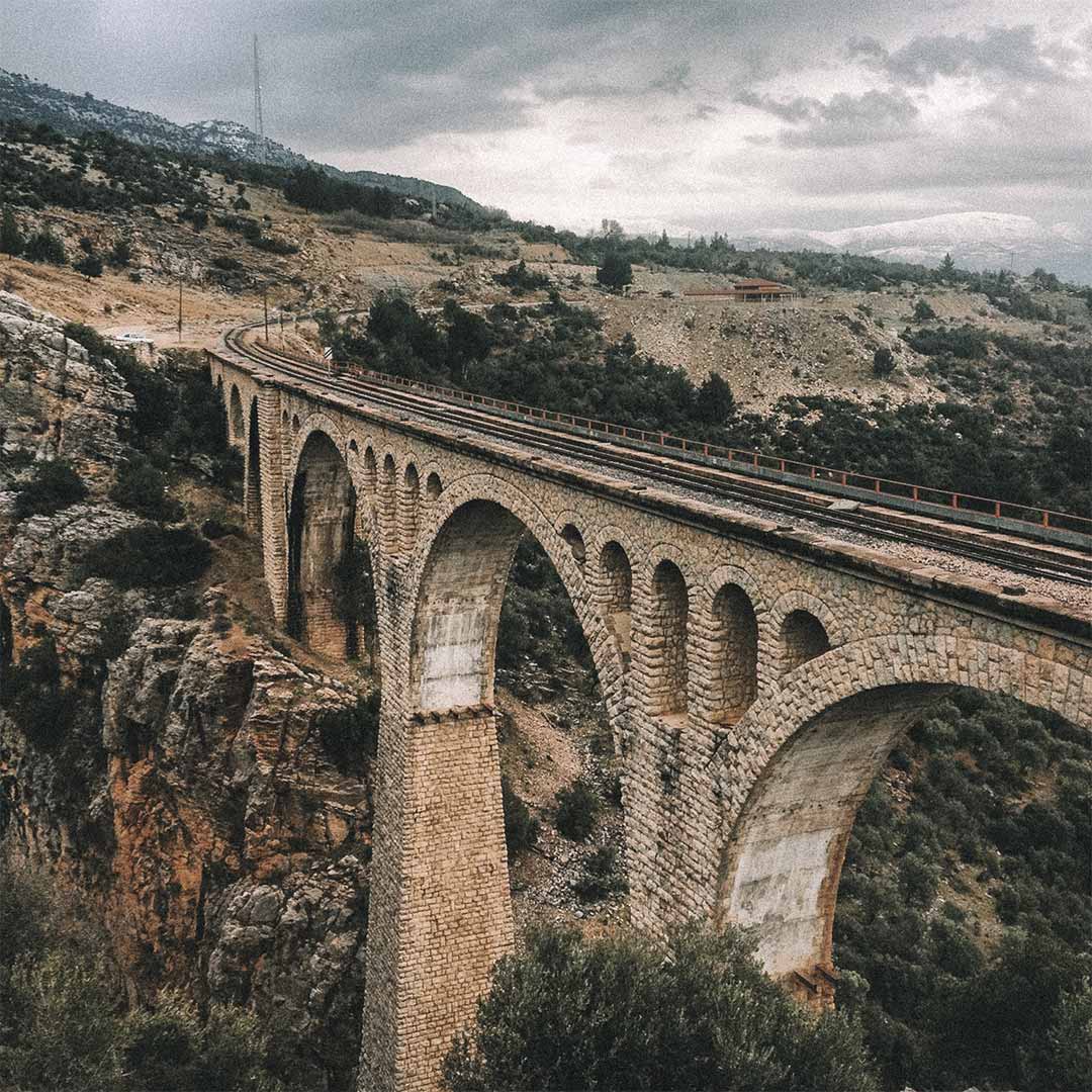 ponte ferroviária com arquitetura otomana em Istambul