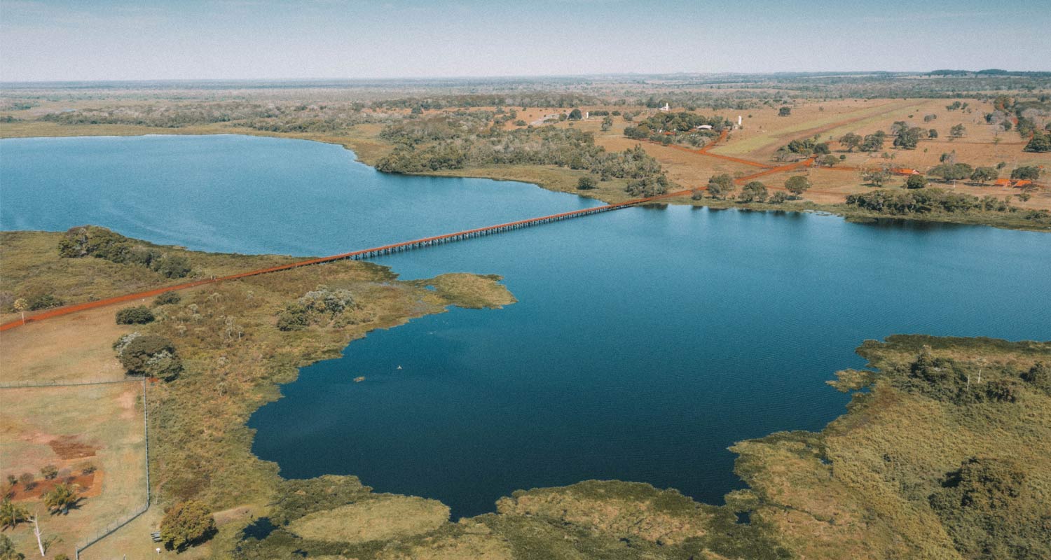 Vista aérea de uma lagoa com vegetação ao redor