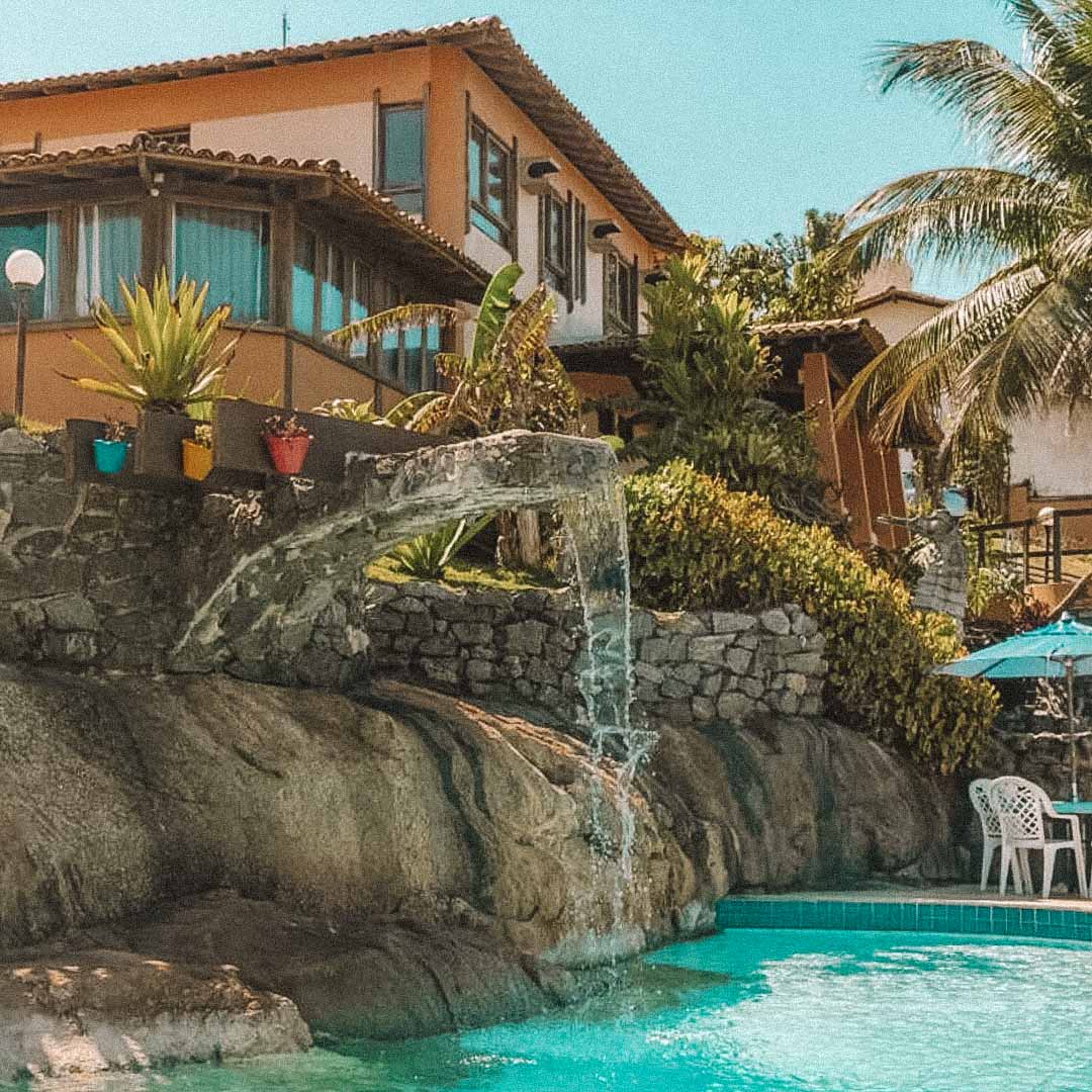 vista da piscina do hotel pontal das rochas espirito santo
