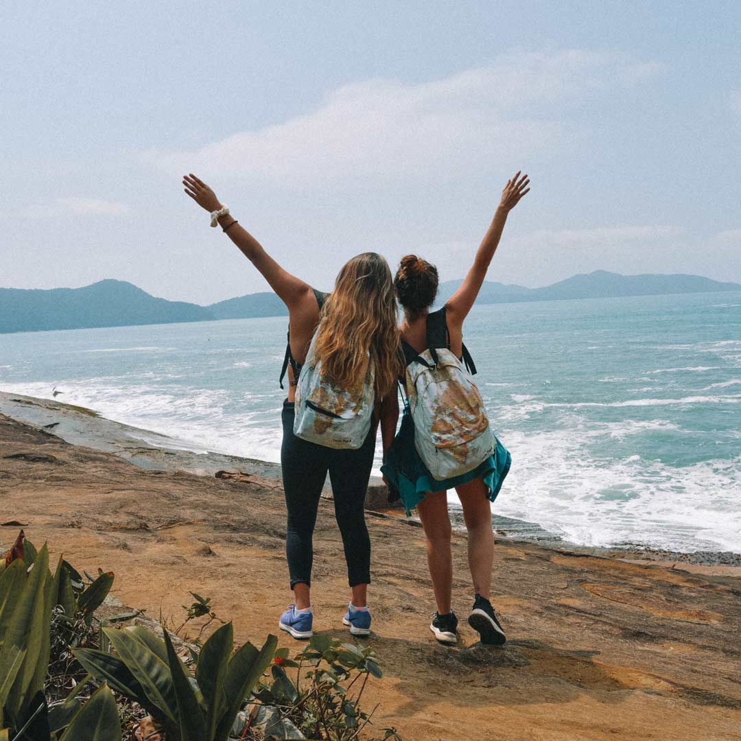 duas mulheres com o braço para cima no Pontão da Fortaleza