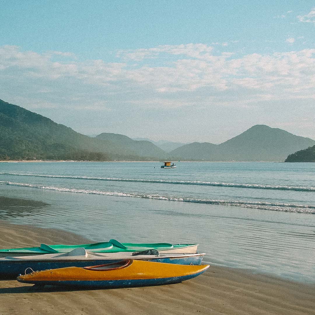 caiaque na praia de maranduba em ubatuba