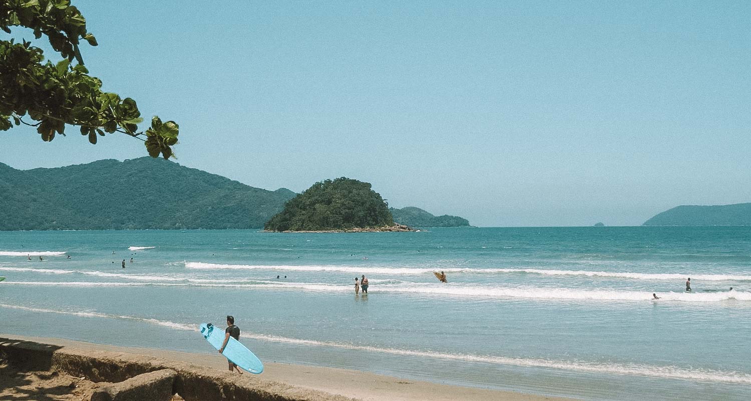 mar e pessoas na praia do sape