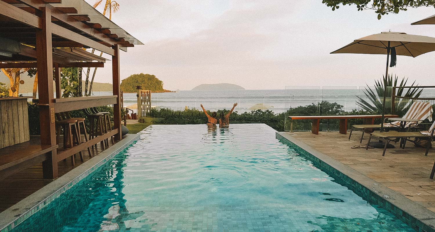 piscina com borda infinita em Ubatuba