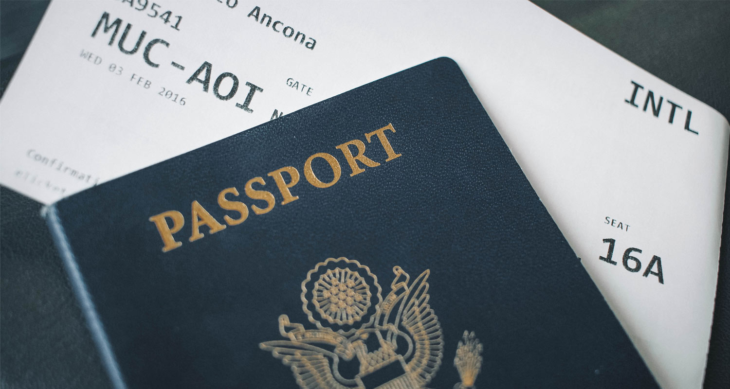 passaporte com um bilhete aéreo