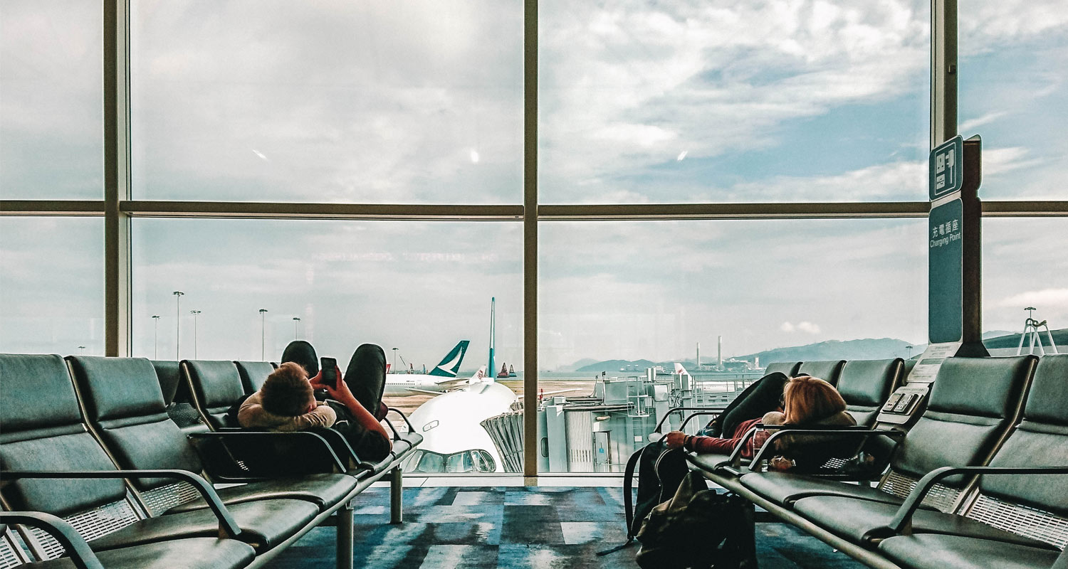 pessoas sentadas no aeroporto