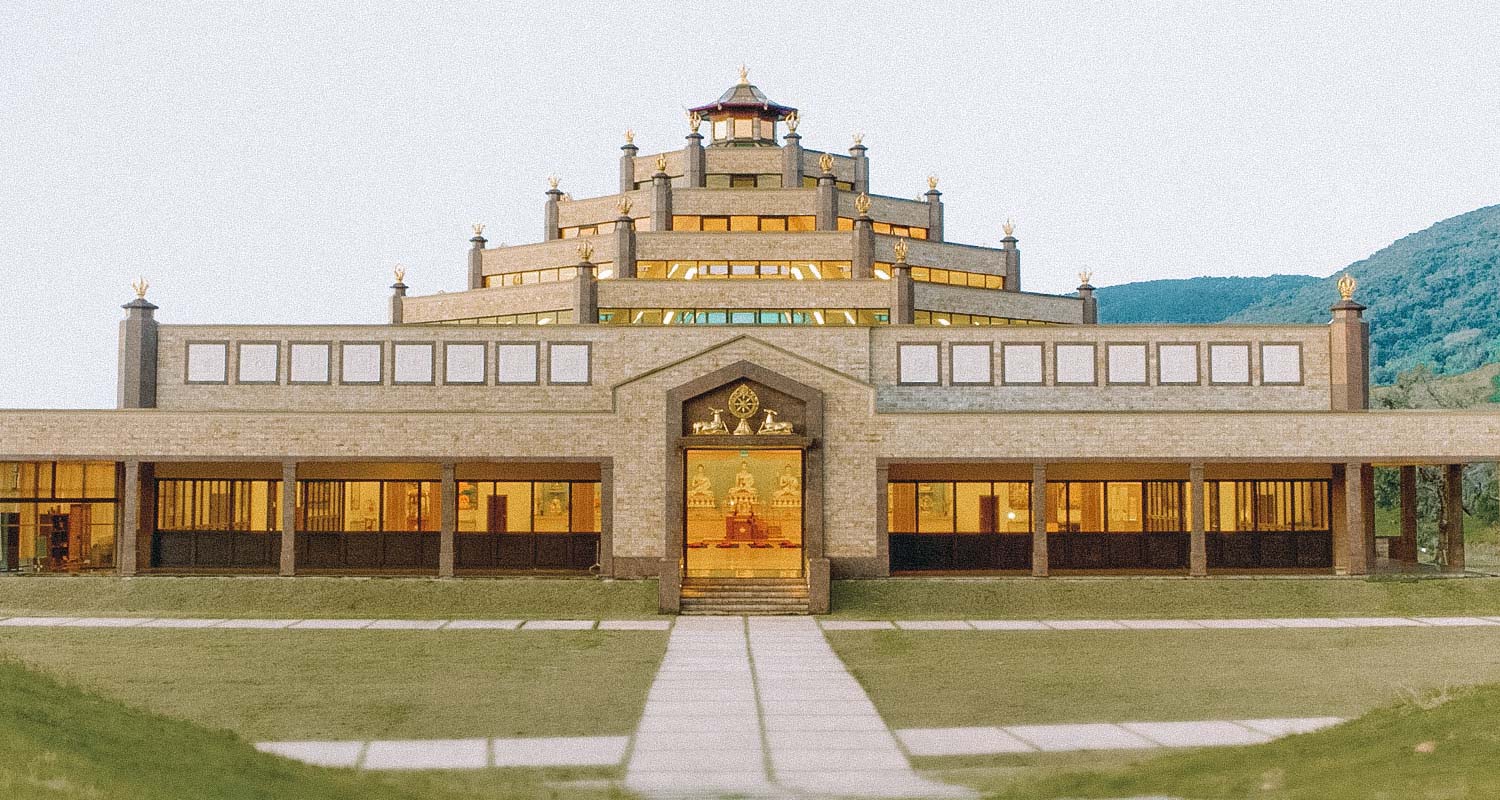 frente do templo budista kadampa 